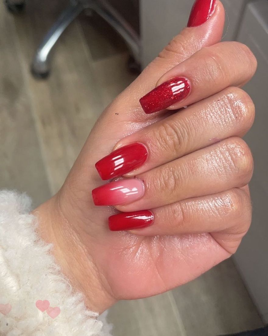 Glänzend rote Nägel